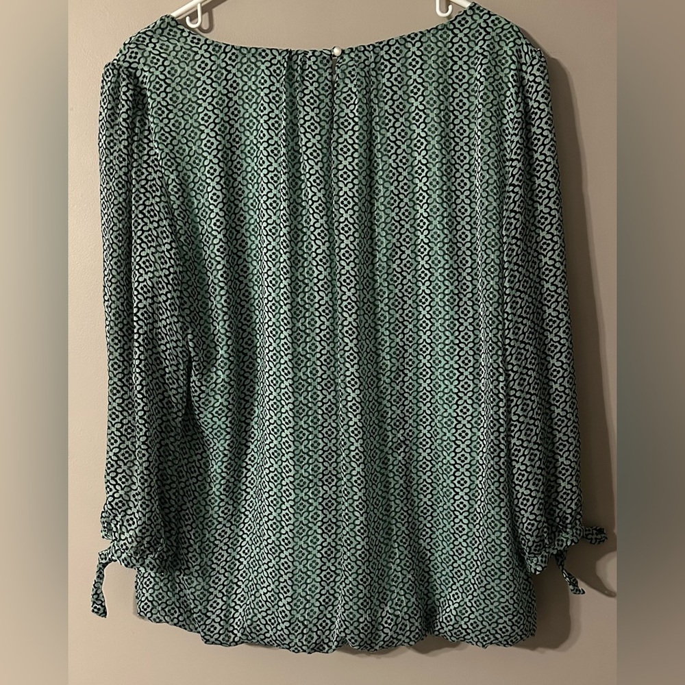 ROZ & ALI size XL Green 3/4 Sleeve Blouse with ties. - Picture 2 of 7